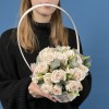 5 кустовых роз Роял Порцелина в корзине